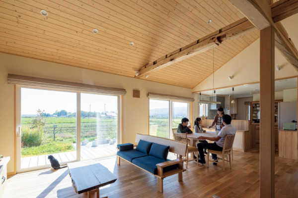 熟練の腕で古材を生かした「道産木材100パーセント」の自然に馴染む平屋