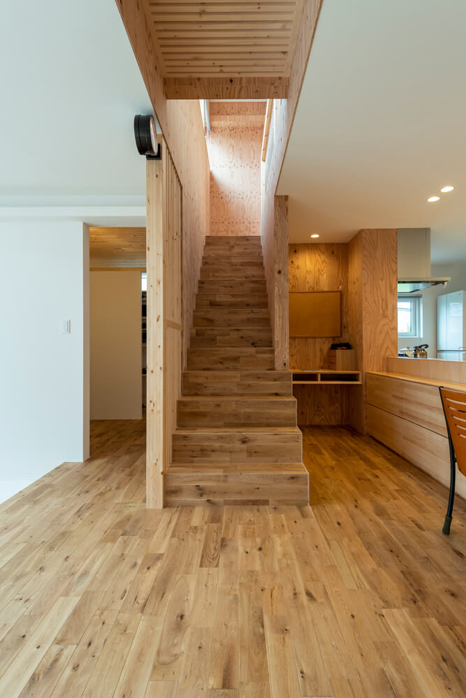 家族の結び付きを密にするリビング階段を採用。階段まわりの壁には針葉樹合板をアクセント的に使用