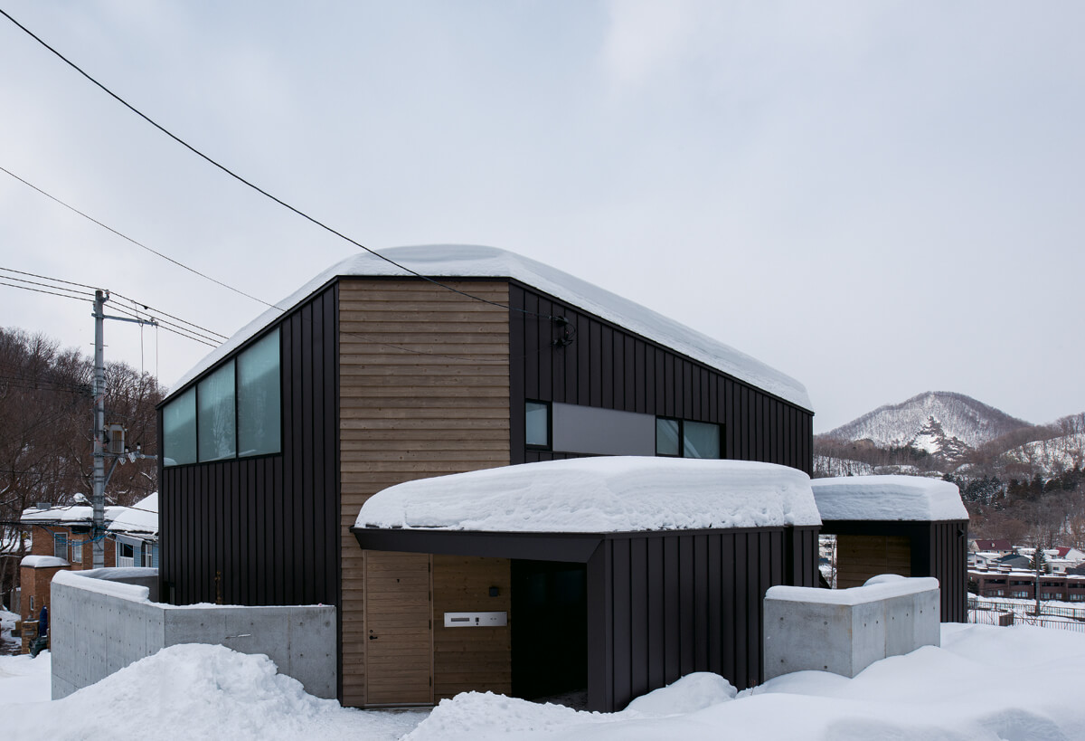 傾斜地を生かして建てられたUさん宅は、外観もシックで個性的