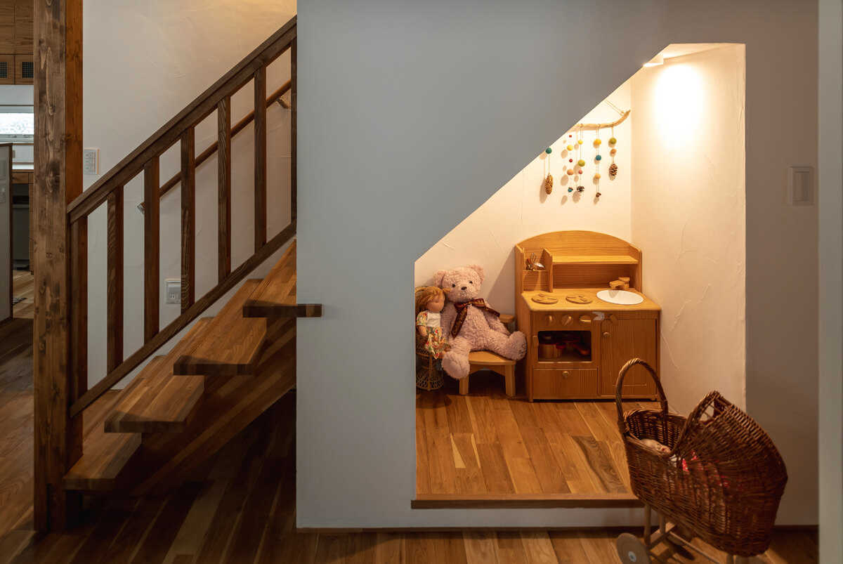 キッズスペースに書斎に 犬小屋 階段下は使い方いろいろ 階段 2階ホール 家づくりのアイデア Replan リプラン Webmagazine