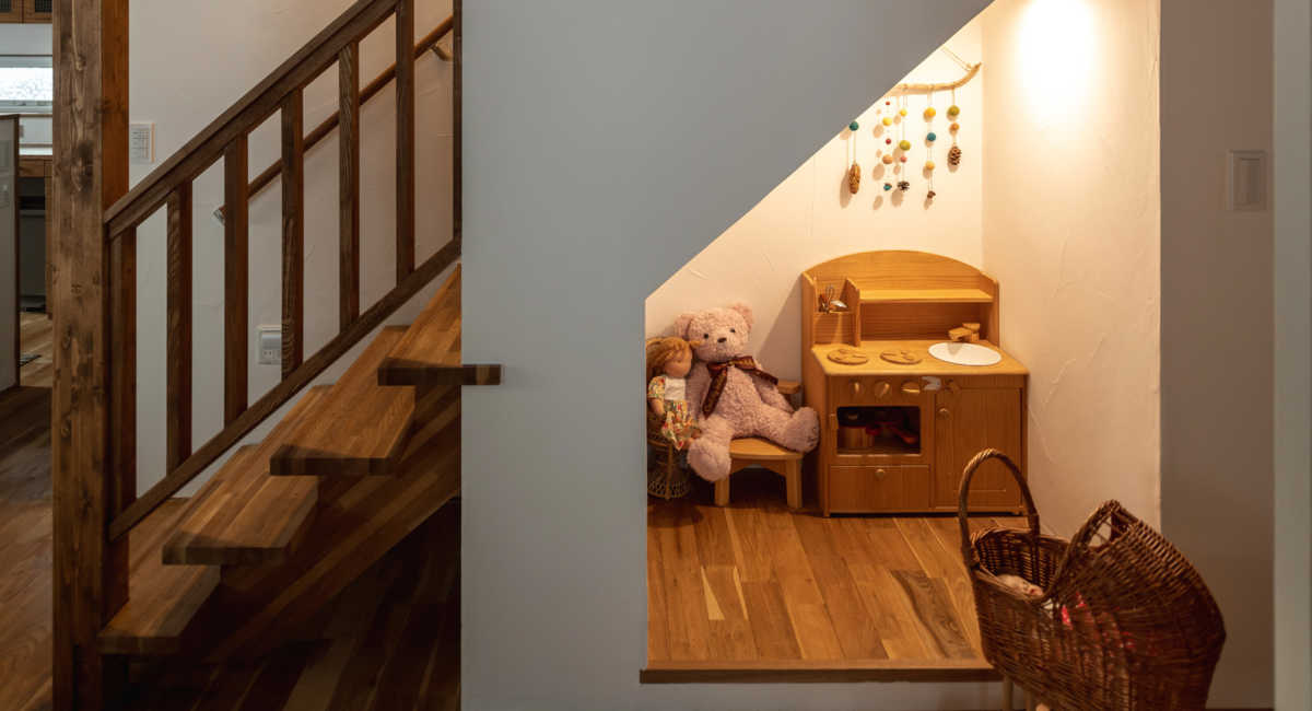 キッズスペースに書斎に 犬小屋 階段下は使い方いろいろ 階段 2階ホール 家づくりのアイデア Replan リプラン Webmagazine