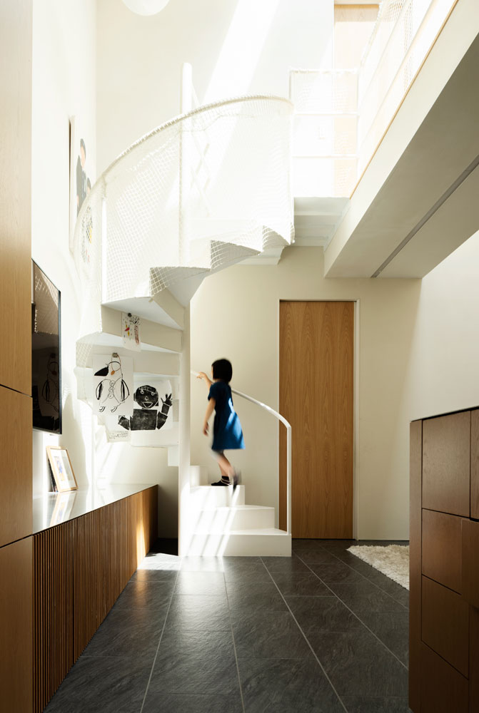 住居には、シンプルな白いらせん階段を採用。個性的ならせん階段は、お子さんたちのお気に入り