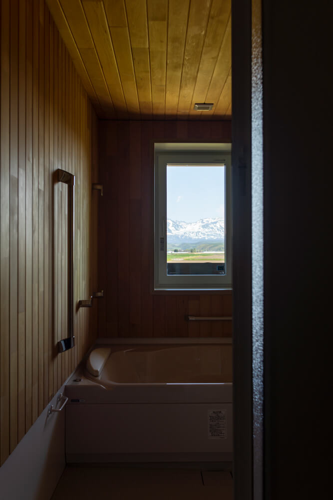 ハーフユニットを採用し、壁には香りの良い青森ヒバを張った2階浴室。湯に浸かりながら、お気に入りの山並みが一望できる