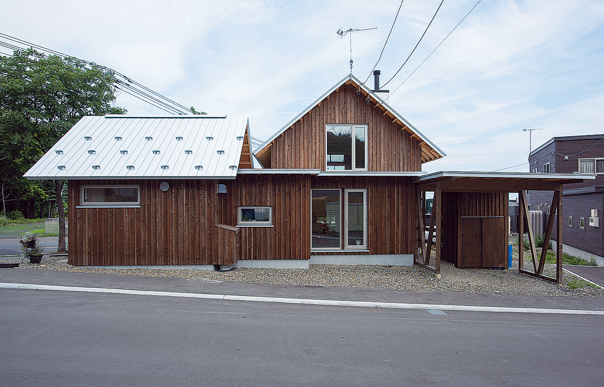 外観は切妻の美しい屋根が特徴的。下川産のカラマツにシルバーの屋根が住まいを軽やかに見せている