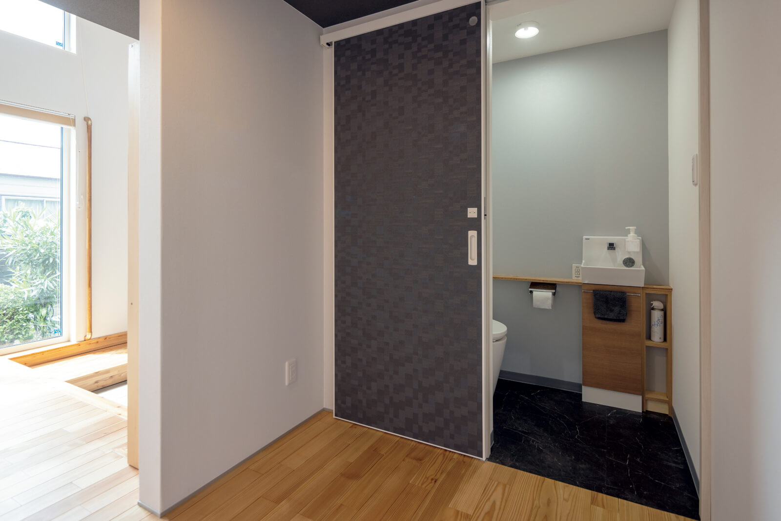 玄関ホールは空間にゆとりを持たせて、トイレを配置。必要に応じて壁を壊し、車椅子対応の多目的トイレに変更できる