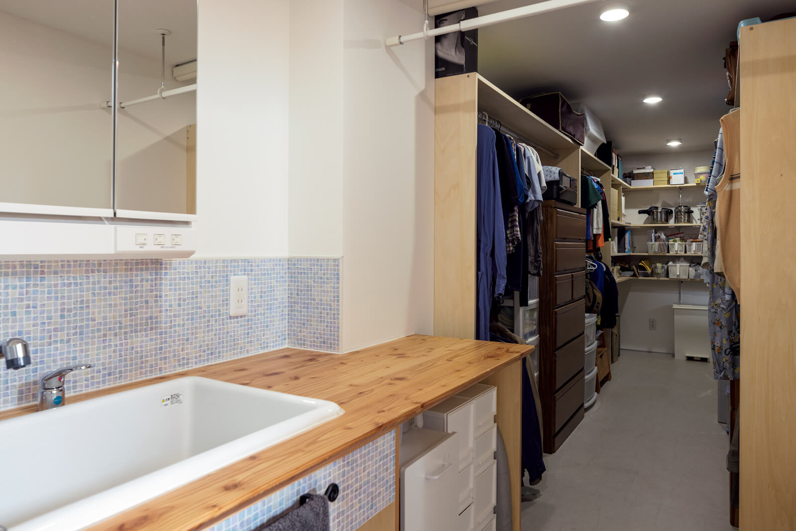 キッチンから洗面スペースまでを裏動線でつなぎ、家事の手間を軽減。洗面スペースはリビング側にも出入り口を設け、回遊動線とした