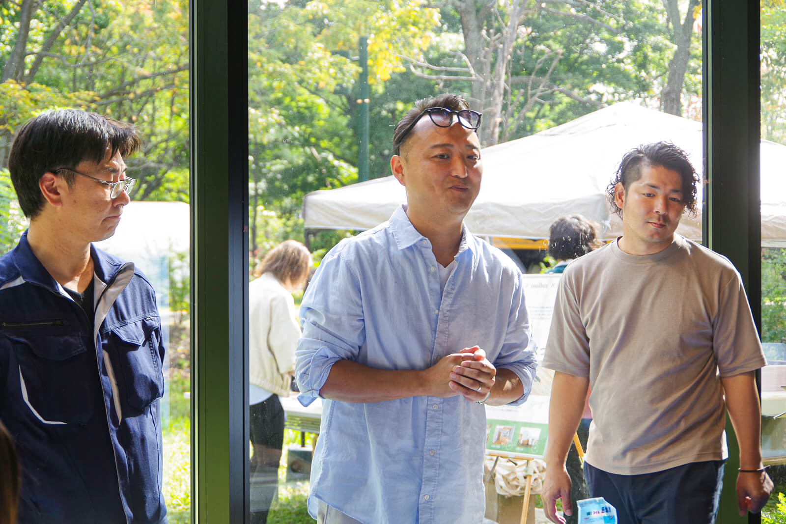 コースターづくりは、日建企画の伊藤 洋平さん（写真中央）のほか二人のスタッフの方が講師を努めてくれたよ