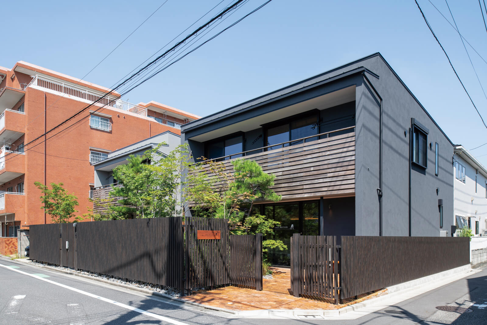 もともとこの土地にあったご兄妹の実家を、1階がカフェで2階が住居の店舗併用住宅に建て替えた。外構や植栽も、住宅と同時に計画した