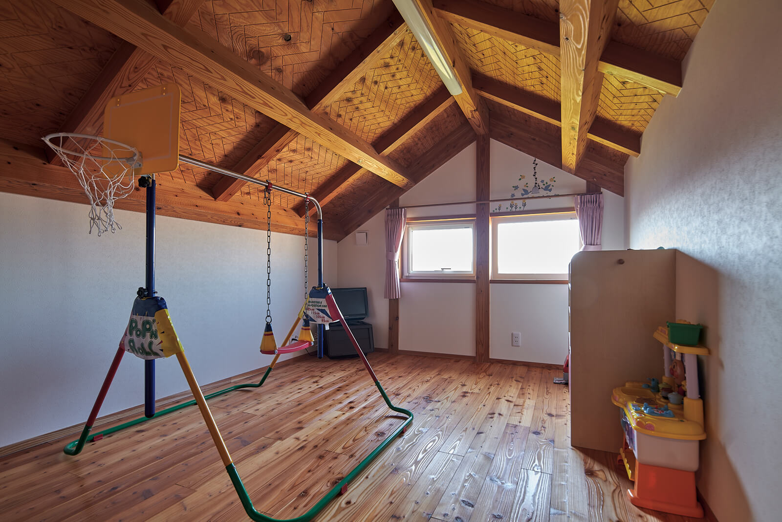 切妻の屋根の形状を生かした小屋裏空間は、子ども部屋として活用