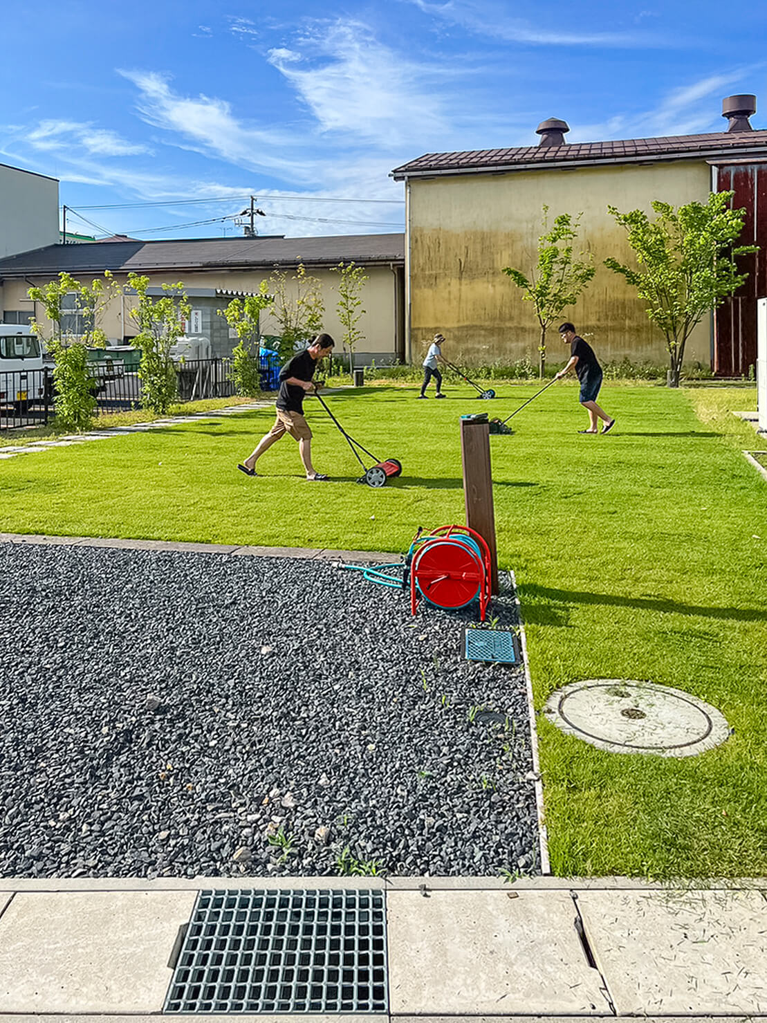 まちの一角には住民たちで管理している公園のような共用スペースがあり、住民が自由に使える手押しポンプ式の井戸も設けられている